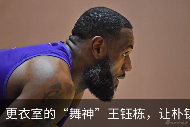 更衣室的“舞神”王钰栋，让朴镇燮乐到无言以对！